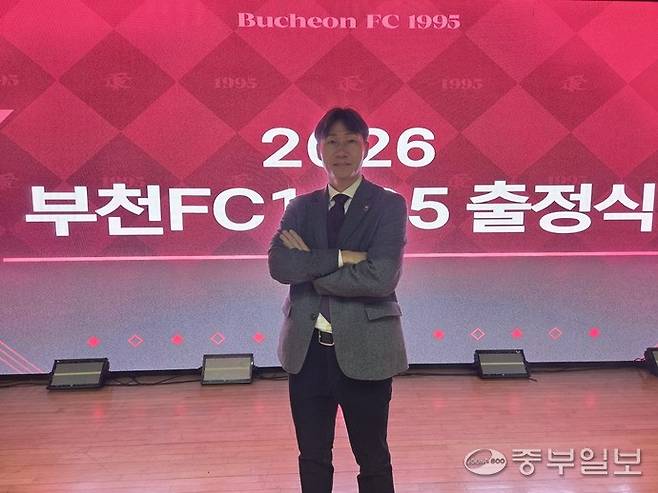 22일 부천시청에서 진행된 2026 부천FC 1995 출정식에 앞서 이영민 부천 감독이 기념사진을 찍고 있다. 이건우기자