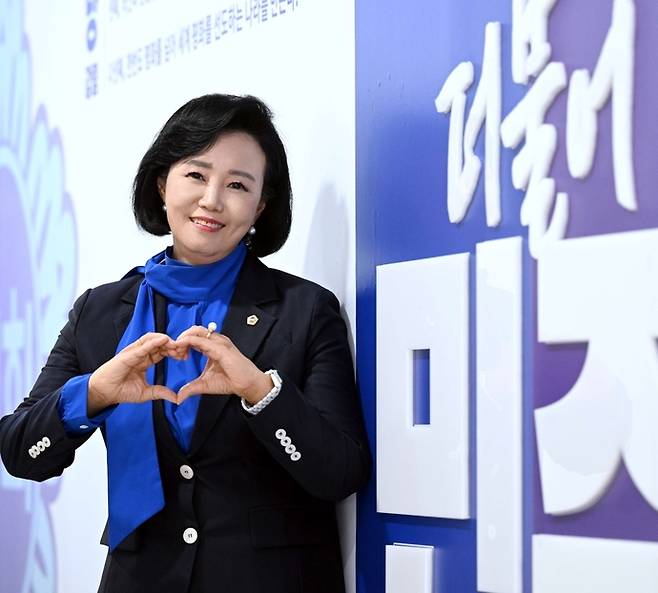 정윤경 경기도의회 부의장이 지난 21일 군포새마을금고에서 의정보고회를 열고 시민들과 본격 소통에 나섰다. 사진=정윤경 선거 사무소