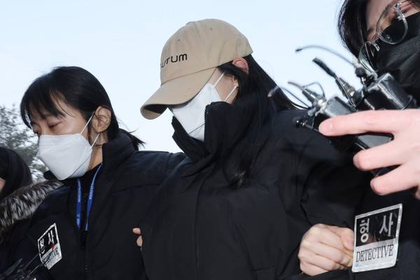 ​서울 강북구 수유동&nbsp;모텔에서 남성 2명을 숨지게 한 혐의를 받는 20대 여성 A씨가 12일 서울북부지법에서 영장실질심사를 받기 위해 출석하고 있다. 경찰에 따르면 A씨는 지난 9일 강북구 수유동의 한&nbsp;모텔에서 20대 남성 B씨에게 약물이 든 음료를 건네 숨지게 한 혐의를 받는다. 2026.2.12 [사진=연합뉴스]
