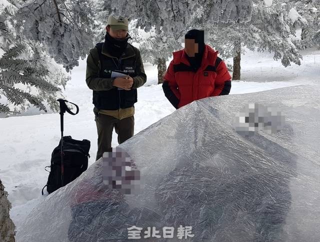 국립공원 특별사법경찰이 쓰레기 무단투기 관련 순찰을 하고 있다. /국립공원공단