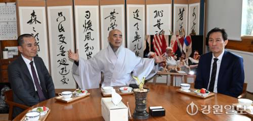 6·3 지방선거 강원도지사 출마 예정자인 김진태 강원도지사와 우상호 전 청와대 정무수석이 21일 평창군 대한불교 조계종 제4교구 본사인 평창 오대산 월정사에 열린 신년하례법회에 참석해 퇴우 정념 주지스님과 대화를 하고 있다. 평창=권태명기자