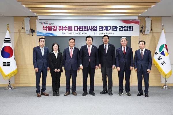 '낙동강 취수원 다변화 사업' 관계기관 간담회가 20일 오후 경남도청에서 열렸다. (왼쪽부터) 김찬수 창녕군대책위원장, 김지영 기후에너지환경부 물이용정책관, 박완수 경남도지사, 박상웅 국회의원, 박형준 부산시장, 오태완 의령군수, 성낙인 창녕군수가 기념사진을 찍고 있다. /경남도