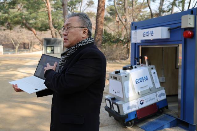 20일 서울 창덕궁에서 진행된 자율 순찰 로봇