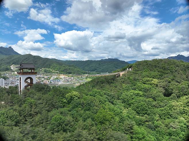 주흘산을 조망할 수 있는 봉명산 출렁다리. /문경시 제공