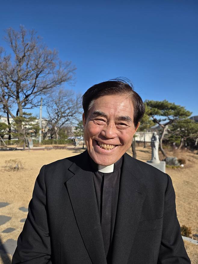 올해 사제 수품 60주년을 맞은 천주교 대구대교구 원로 사목자 조정헌(88) 신부는 좌우명으로 로마서 8:28 ‘하느님을 사랑하는 이에게는 모든 것이 함께 작용하여 선을 이룬다’고 밝혔다.