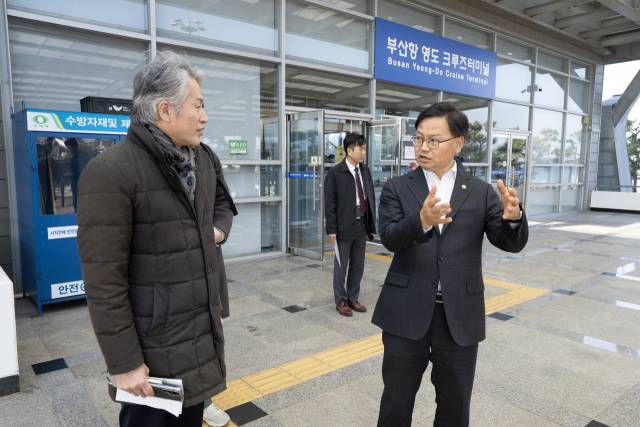 김성범 해양수산부 장관 직무대행은 지난 20일 부산항 영도 크루즈터미널을 방문해 2026년 준모항 운영에 따른 승선 준비 현황과 운영체계를 종합 점검했다. 해수부 제공