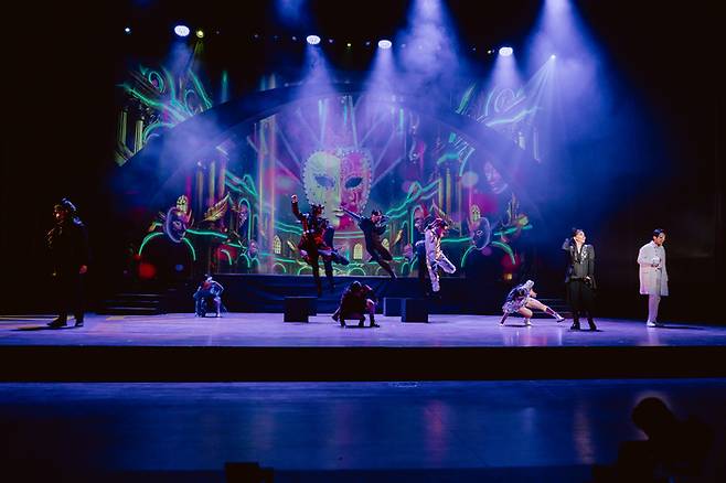 지역 예술인들이 현장에서 가장 크게 느끼는 대구 창작 생태계의 딜레마는 신작 초연에만 몰린 지원 정책이라고 지적했다. 사진은 지난해 진흥원의 명작산실공연지원작으로 선정돼 초연을 올린 지오뮤직의 창작 쇼뮤지컬 카니발 - 더 마스크 공연 모습. <지오뮤직 제공>