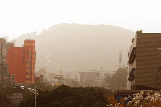 황사로 온통 희뿌옇게 변해버린 제주시내 모습 ⓒ제주의소리 자료사진