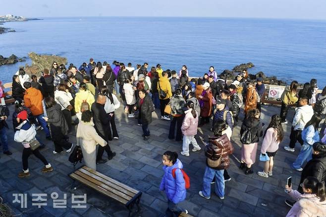 중국인 관광객으로 붐비는 용두암