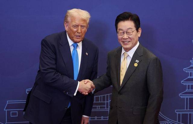 이재명 대통령이 지난해 10월 경북 경주 힐튼호텔 그랜드볼룸에서 열린 대통령 주최 정상 특별만찬에 앞서 도널드 트럼프 미국 대통령을 마주한 모습. [사진=연합뉴스]