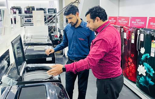 LG전자가 인도 고객의 취향, 라이프스타일, 구매력을 감안해 기획한 전용 가전 '에센셜 시리즈'를 선보였다. 사진은 현지 가전 매장에서 판매 중인 에센셜 시리즈의 모습. / LG전자