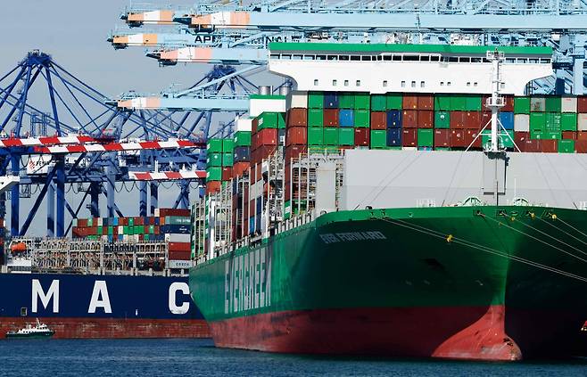 미국 로스앤젤레스항에 화물을 가득 실은 컨테이너선이 보인다.(로스앤젤레스(미국)/AFP연합뉴스)