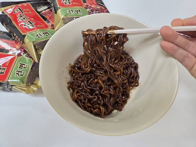 조리 후 면에 소스를 비빈 모습. 달큰함보다 짭짤한 춘장 풍미가 중심인 타입이다. (사진=한전진 기자)