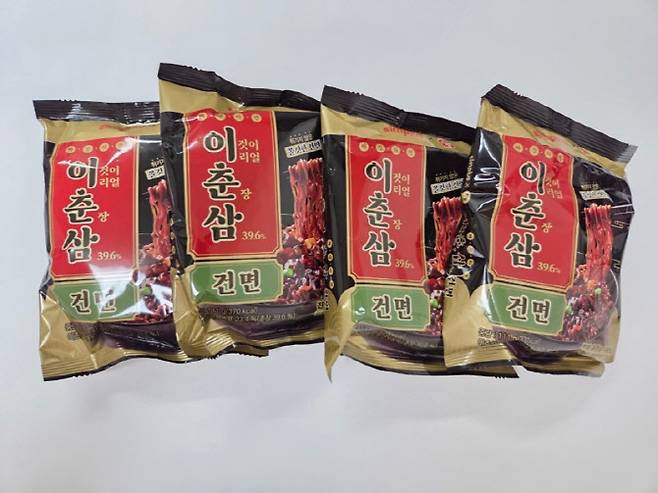 4개 번들로 판매되는 홈플러스 PB 이춘삼 짜장라면 건면 제품. 대표 집객 상품으로 입소문을 탔다. (사진=한전진 기자)