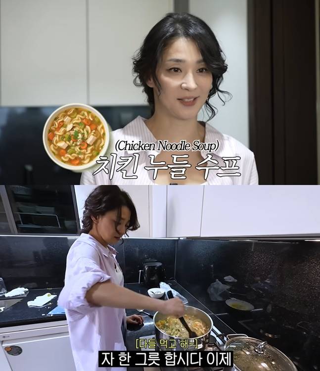 한고은이 닭과 채소, 육수를 넣고 푹 끓인 치킨 누들 수프를 소개했다. 사진=한고은 유튜브 채널 캡처