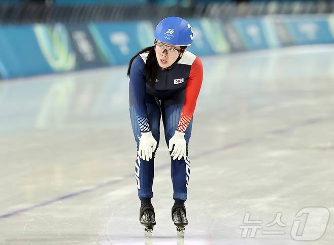 스피드스케이팅 박지우가 21일(현지시간) 이탈리아 밀라노 스피드스케이팅 스타디움에서 열린 2026 밀라노·코르티나담페초 동계올림픽 스피드 스케이팅 여자 매스 스타트 준결승 경기를 마친 뒤 전광판 기록을 확인하고 있다. 2026.2.22 ⓒ 뉴스1 김진환 기자