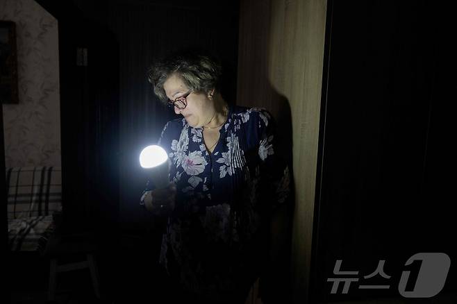 12일(현지시간) 우크라이나 체르니히우의 한 아파트에 정전이 발생한 모습. 2026.02.12. ⓒ AFP=뉴스1