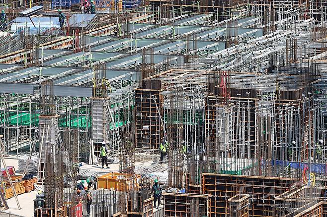 사진은 이날 서울 시내 한 아파트 건설현장에서 노동자들이 작업하는 모습.  ⓒ 뉴스1 김도우 기자