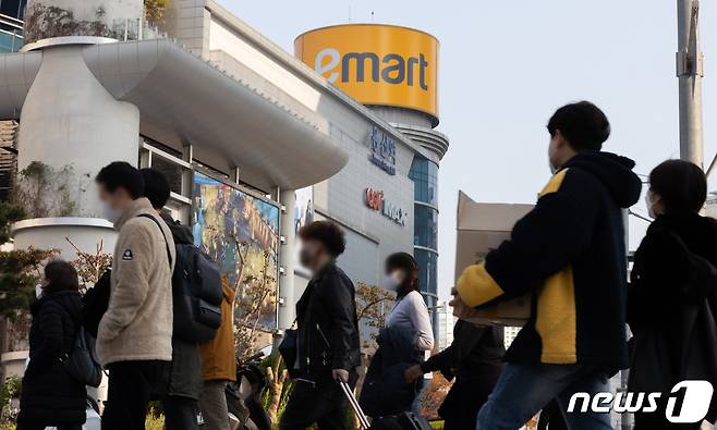 서울 이마트 용산점 외벽에 설치된 로고. 2021.11.14 ⓒ 뉴스1 이재명 기자