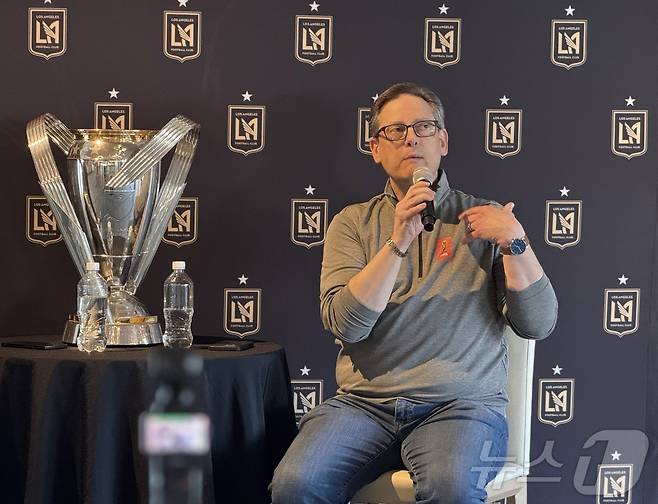 지난 20일 오후(현지시간) 미국 로스앤젤레스 BMO 스타디움에서 기자 간담회 중인 아담 버크(Adam Burke) 로스앤젤레스관광청 청장 ⓒ 뉴스1 윤슬빈 관광전문기자