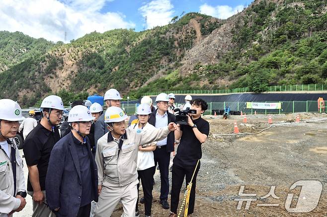 김성환 환경부 장관이 7일 경북 봉화군 소재 영풍 석포제련소를 방문해 아연 생산 공정과 환경관리 현황 설명을 듣고 있다. (환경부 제공. 재판매 및 DB 금지) 2025.8.7 ⓒ 뉴스1