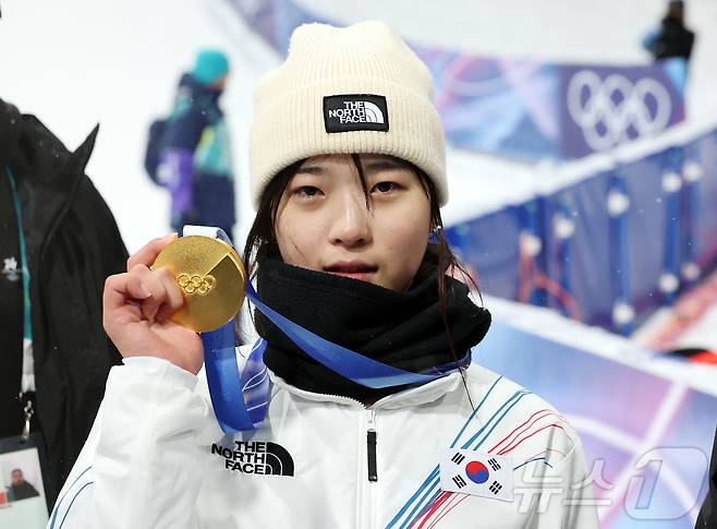 12일(현지시간) 이탈리아 리비뇨 스노파크에서 열린 2026 밀라노·코르티나담페초 동계올림픽 스노보드 여자 하프파이프 결선에서 90.25점을 받아 금메달을 획득한 스노보드 최가온이 기뻐하고 있다. 2026.2.13 ⓒ 뉴스1 김진환 기자
