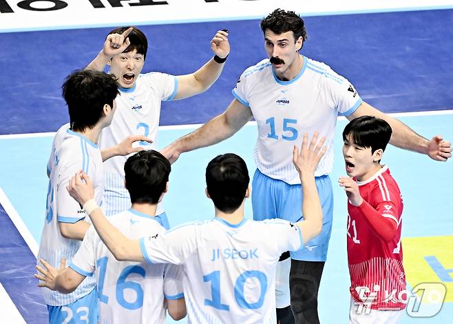 대한항공이 22일 인천 계양체육관에서 열린 현대캐피탈과 홈 경기에서 득점 후 기뻐하고 있다. (KOVO 제공)