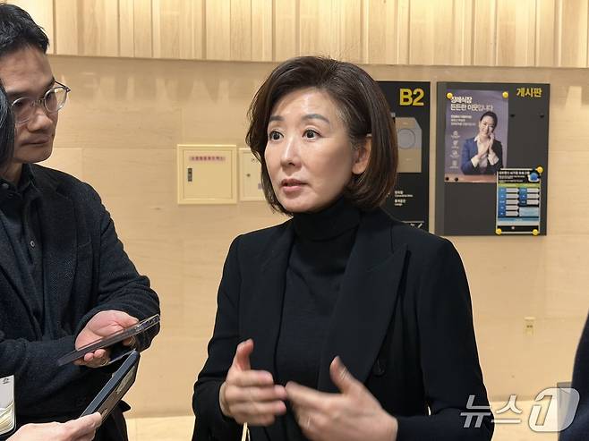 나경원 국민의힘 의원이 22일  22일 신영자 롯데재단 의장의 빈소가 차려진 서울 신촌 세브란스병원 장례식장에서 조문 후 기자들과 만나 질문에 답하고 있다. ⓒ News1 윤수희 기자