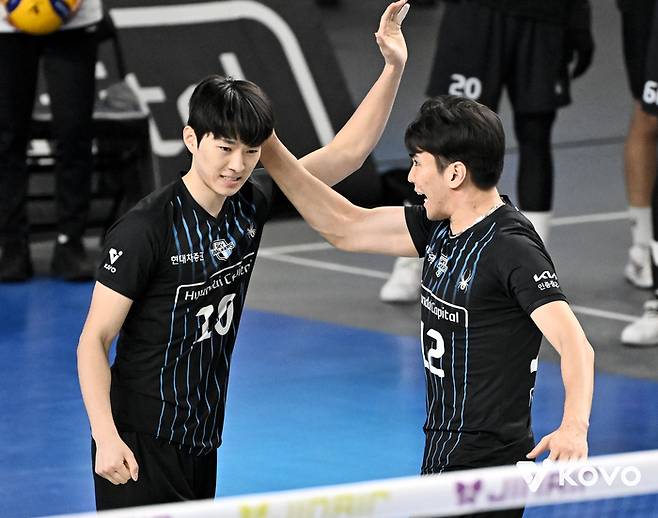 김진영(왼쪽)과 바야르사이한. 사진 | 한국배구연맹