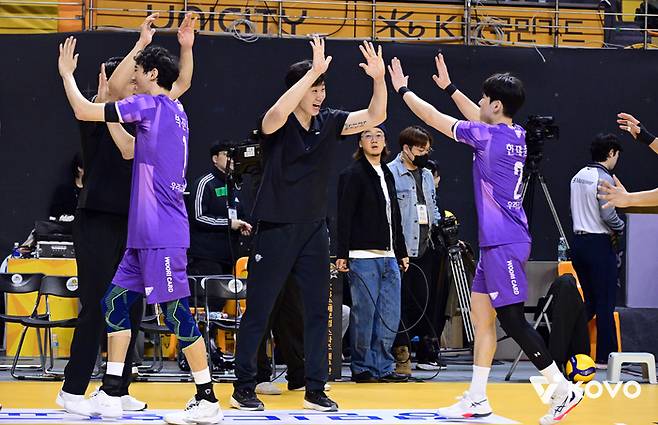 우리카드 박철우(가운데) 감독 대행이 21일 KB손해보험전에서 승리한 뒤 선수들과 하이파이브하고 있다. 사진 | 한국배구연맹