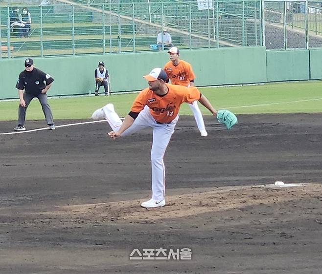 한화 에르난데스가 22일 일본 오키나와 이토만시 니시자키 야구장에서 열린 지바 롯데와 평가전에 선발 등판해 역투하고 있다. 오키나와 | 김동영 기자 raining99@sportsseoul.com