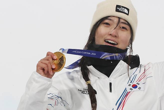 최가온이 13일(한국시간) 이탈리아 리비뇨 스노파크에서 열린 2026 밀라노·코르티나 동계 올림픽 스키 스노보드 여자 하프파이프 결선 후 시상대에서 금메달을 목에 걸고 세리머니를 하고 있다. 사진 | 리비뇨=연합뉴스