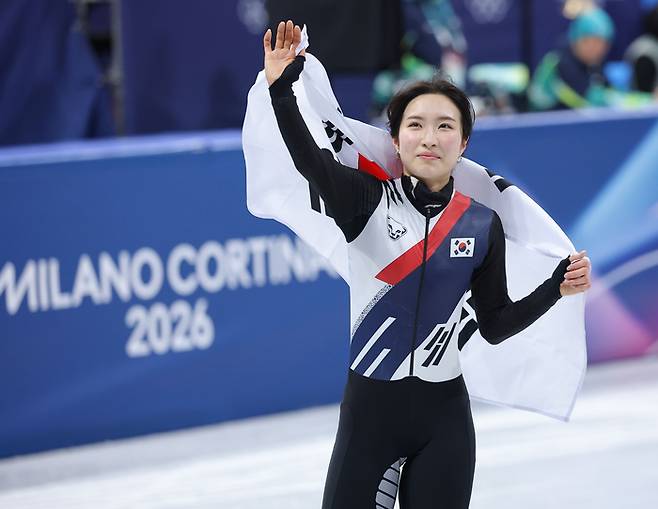 김길리가 21일(한국시간) 이탈리아 밀라노 아이스스케이팅 아레나에서 열린 2026 밀라노ㆍ코르티나 동계올림픽 쇼트트랙 여자 1500m 결승에서 금메달 획득 후 태극기를 두르고 세리머니를 하고 있다. 사진 | 밀라노=연합뉴스