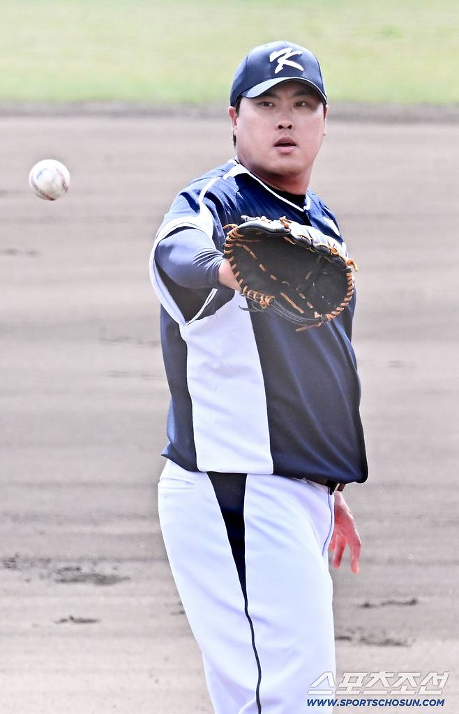 친정팀 한화 상대 선발 투수로 마운드에 오른 대표팀 류현진.