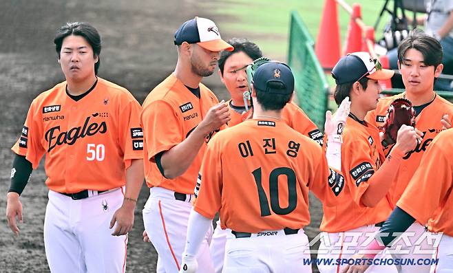 22일 일본 오키나와 니시자키 야구장에서 열린 한화 이글스와 지바 롯데의 연습경기. 한화 에르난데스가 이닝을 마친 뒤 더그아웃으로 향하고 있다. 오키나와(일본)=박재만 기자 pjm@sportschosun.com/2026.02.22/