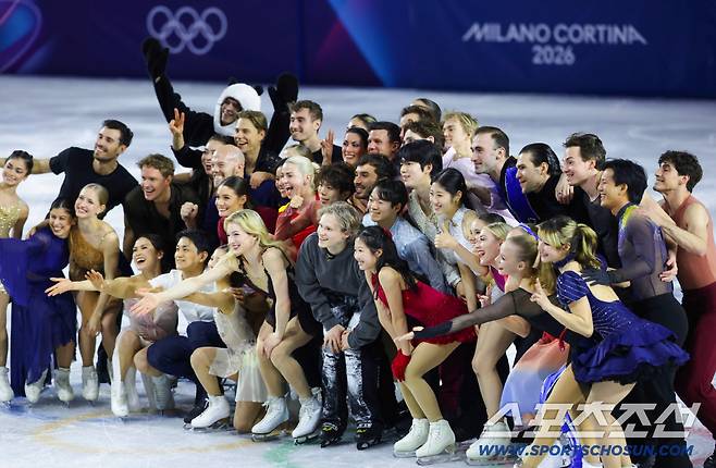 22일(한국시간) 이탈리아 밀라노 스피드스케이팅 아레나에서 밀라노동계올림픽 피겨 갈라쇼가 열렸다. 연기를 마치고 모두 함께 인사하는 갈라쇼 참석인들. 밀라노(이탈리아)=송정헌 기자songs@sportschosun.com/2026.02.22/