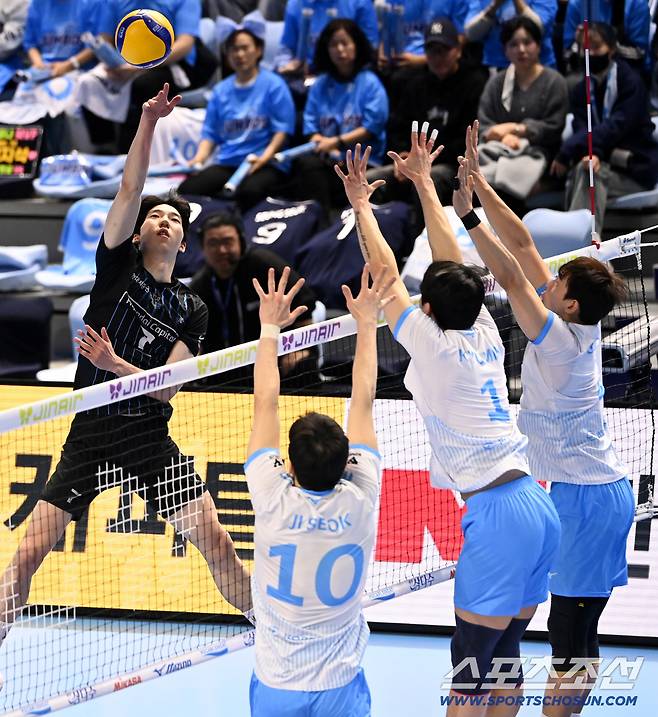 22일 인천 계양체육관에서 열린 V리그 남자부 대한항공과 현대캐피탈의 경기, 현대캐피탈 허수봉이 공격을 시도하고 있다. 인천=허상욱 기자wook@sportschosun.com/2026.02.22/