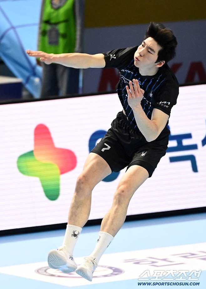 22일 인천 계양체육관에서 열린 V리그 남자부 대한항공과 현대캐피탈의 경기, 현대캐피탈 허수봉이 서브를 시도하고 있다. 인천=허상욱 기자wook@sportschosun.com/2026.02.22/