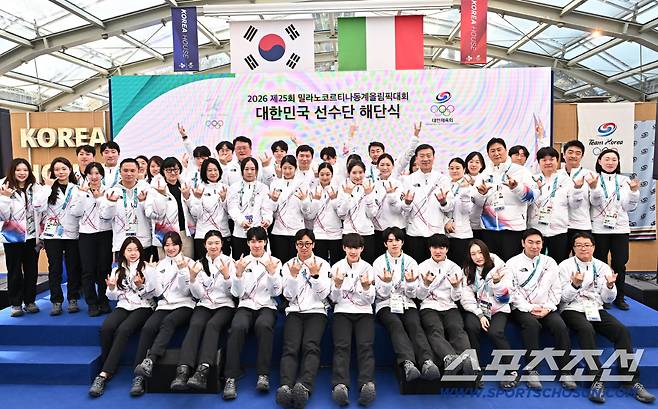 22일(한국시간) 이탈리아 밀라노 코리아하우스에서 대한민국 선수단 해단식이 열렸다. 해단식을 마치고 기념촬영하는 선수단. 밀라노(이탈리아)=송정헌 기자songs@sportschosun.com/2026.02.22/