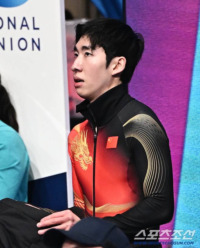 10일 이탈리아 밀라노 아이스스케이팅 아레나에서 쇼트트랙 남자 1000m 예선이 열렸다. 상대 파울 인정으로 예선 통과한 중국 린샤오쥔. 밀라노(이탈리아)=송정헌 기자songs@sportschosun.com/2026.02.10/