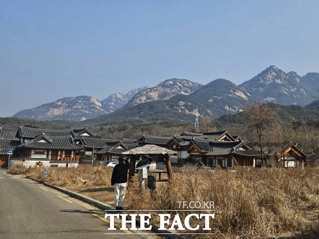 서울 은평구 진관동에 자리한 은평 한옥마을은 북한산의 자연환경과 현대식 한옥이 어우러진 명소로 꼽힌다. /김명주 기자