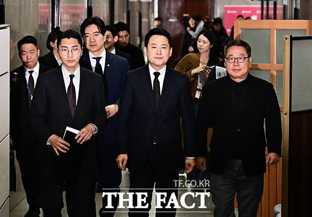 중도층의 대거 이탈을 우려하는 당내 목소리가 나온다. 사진은 장 대표가 20일 오전 서울 여의도 국회에서 윤석열 전 대통령 무기징역 선고에 대한 입장을 밝히기 위해 이동하고 있는 모습. /배정한 기자