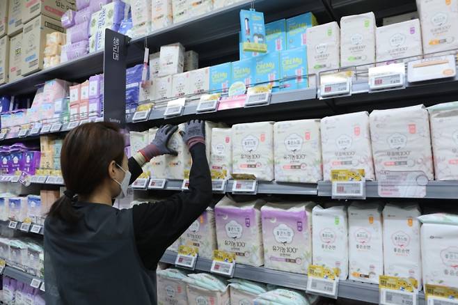 대형마트 휴무일, 이마트·롯데마트·홈플러스·코스트코 “우리동네 마트는?”=이마트·롯데마트·홈플러스·코스트코 등 대형마트가 설 연휴 직후 일제히 할인 행사를 진행한다. 이마트는 생필품·먹거리 할인을, 롯데마트는 ‘끝돼 DAY’ 최대 50% 할인전을, 홈플러스는 ‘AI 물가안정 프로젝트’ 등 각종 행사를 진행한다. ©사진=이마트: 대형마트 휴무일? 이마트·롯데마트·홈플러스‧코스트코 등 마트 휴무일, 쉬는날&nbsp;