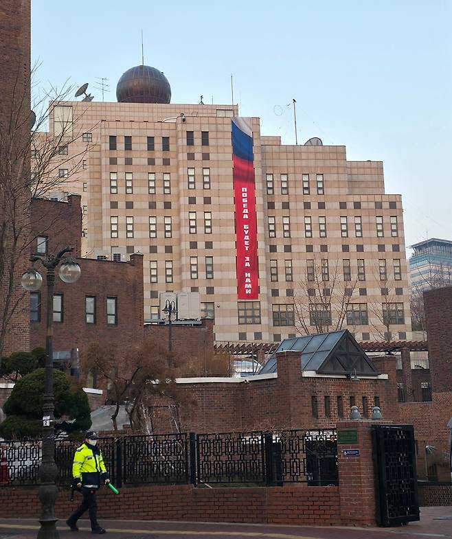 21일 러시아의 우크라이나 침공 4주년을 앞두고, 서울 중구 정동의 주한 러시아 대사관 건물 벽에 러시아어로 “승리는 우리의 것이다(Победа будет за нами)”라고 쓰인 대형 현수막이 걸려 있다. 외교부가 현수막 철거를 요구했으나, 러시아 대사관은 거부하고 있다./이하원 기자