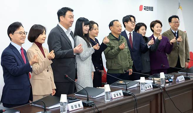 20일 오전 서울시 영등포구 여의도 국민의힘 당사에서 열린 제9회 전국동시지방선거 중앙당 공천관리위원회 제1차 회의에서 공천관리위원장과 위원들이 기념촬영을 하고 있다. 왼쪽부터,윤용근, 최수진, 정희용, 김보람, 송서율 공천관리위원, 이정현 공천관리위원장, 이동건, 이하나, 서지영, 곽규택 공천관리위원./뉴스1