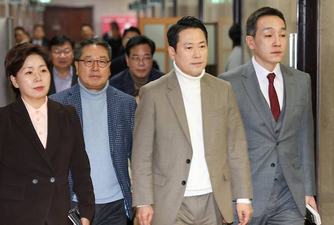 국민의힘이 새로운 당명을 발표할 예정인 가운데 22일 오후 서울 여의도 국회에서 국민의힘 장동혁 대표 등 당지도부가 비공개 회의를 위해 당대표실로 입장하고 있다. /박성원 기자