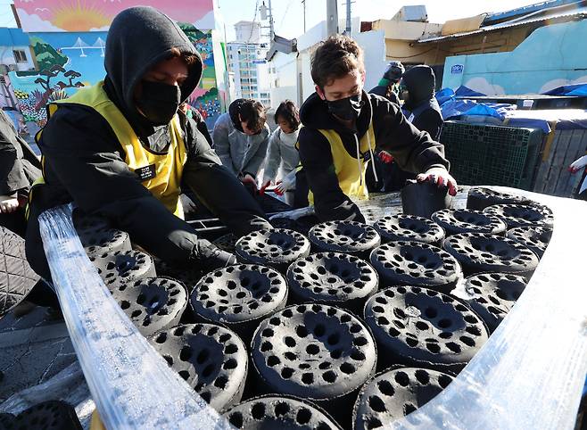 부산 부산진구 부암동에서 부산진구청 공무원과 육군 53사단 장병, 초록봉사단 등 100여 명이 연탄배달 봉사를 하고 있다./연합뉴스
