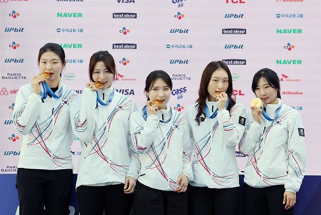 쇼트트랙 여자 대표팀의 심석희, 노도희, 김길리, 최민정, 이소연이 21일(현지시간) 이탈리아 밀라노의 빌라 네키 캄필리오(Villa Necchi Campiglio)에 마련된 코리아하우스에서 열린 기자회견에서 금메달을 깨무는 세리머니를 하고 있다. 밀라노=뉴스1