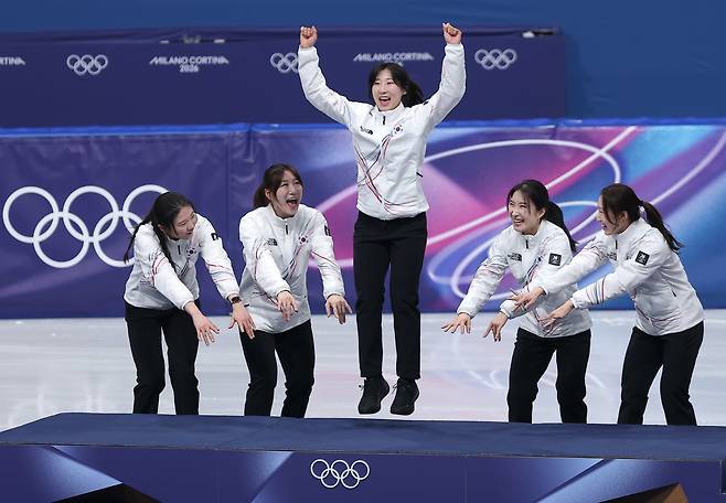 여자 계주 3000m 시상식에서 동생들의 배려로 가장 먼저 포디엄에 올랐던 이소연. 밀라노=뉴시스