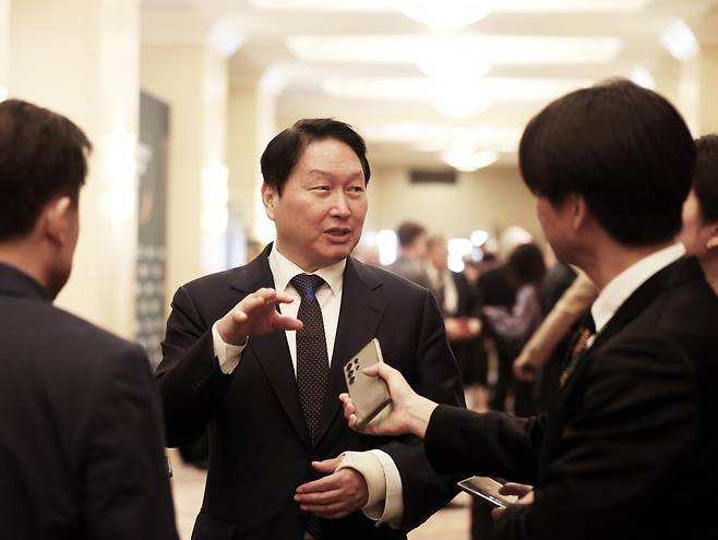 최태원 SK그룹 회장이 20일(현지시간) 미국 워싱턴DC 샐러맨더 호텔에서 열린 최종현학술재단 주최 ‘트랜스 퍼시픽 다이얼로그’(TPD) 2026‘ 행사에서 환영사를 하고 있다. 2026.02.22. SK그룹 제공